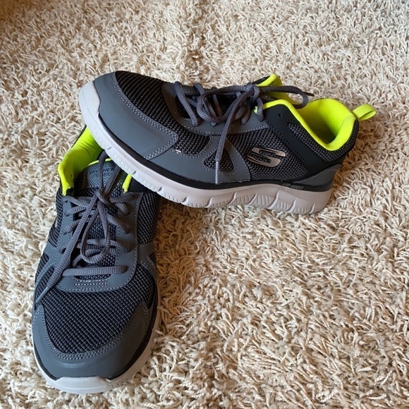 Sketchers Memory Foam Wide Fit Men’s Sneakers Sz 9 - Picture 2 of 9